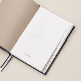 ¿Libro diario que es?un Journal para anotas tus lecturas de libros diarios, para regalar a la loca de los libros. Con un diseño de recolección de libros, estudiarlos y calificarlos.