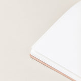 Detalle de pequeña libreta de notas de papel de almendras