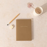 Pequeña libreta de notas de papel de avellanas