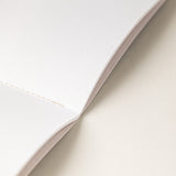 Detalle de pequeña libreta de notas de papel de uvas