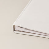 Comprar un libro de firmas y hacer un diseño bonito de album de fotos personalizado y con un proceso sostenible de papel reciclado cero waste.