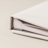 Comprar un libro de firmas y hacer un diseño bonito de album de fotos personalizado y con un proceso sostenible de papel reciclado cero waste.