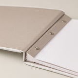 Comprar un libro de firmas y hacer un diseño bonito de album de fotos personalizado y con un proceso sostenible de papel reciclado cero waste.