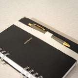 Porta bolígrafos o lápices, tipo pen holder, sostenible. Para tu agenda, planificador, cuaderno, libreta o archivador.