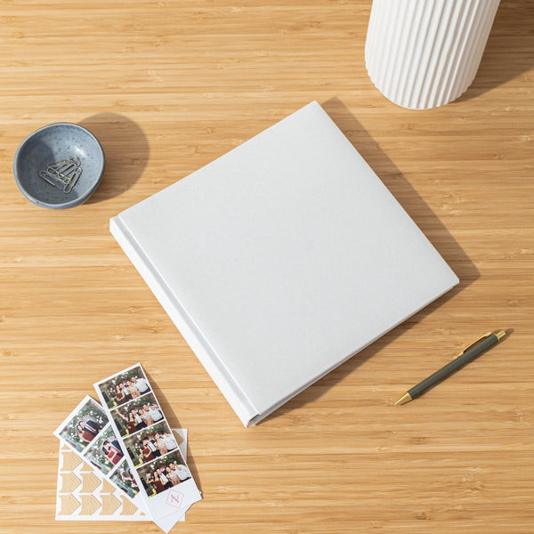 Comprar un libro de firmas y hacer un diseño bonito de album de fotos personalizado y con un proceso sostenible de papel reciclado cero waste.