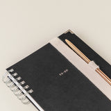 Porta bolígrafos o lápices, tipo pen holder, sostenible. Para tu agenda, planificador, cuaderno, libreta o archivador. 